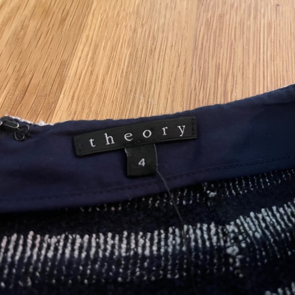 Theory skirt size 4 - Picture 2 of 2